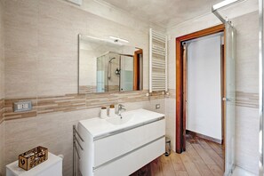 Een douche, een haardroger, handdoeken