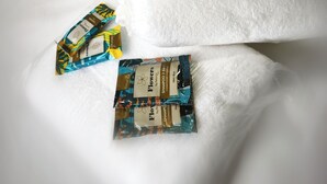 A white bed with two shampoo bars on it. - Aeroband (Núcleo Bandeirante)