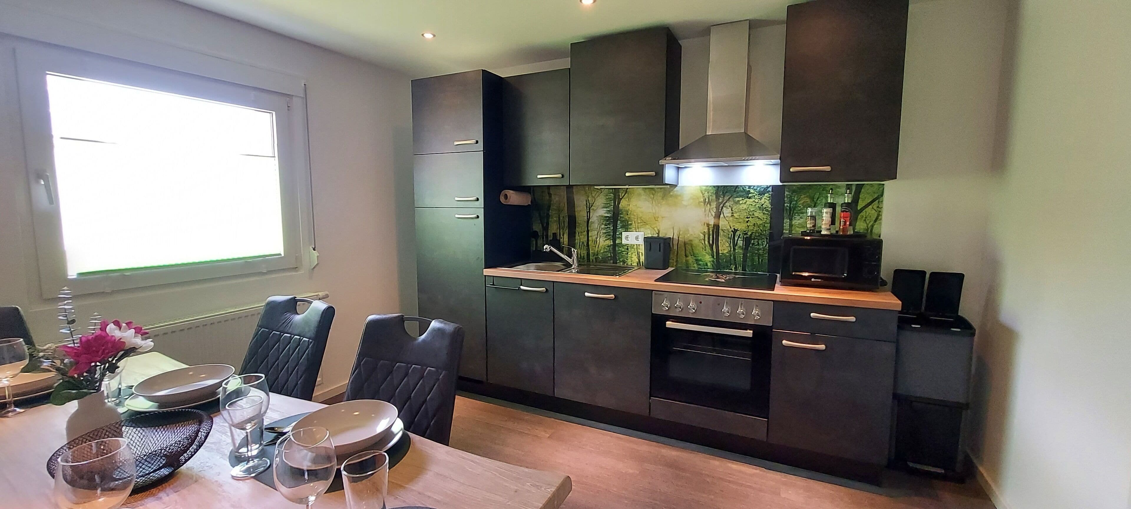 Wasserkocher mit Kaffee-/Teezubehör, Kühlschrank, Mikrowelle, Ofen