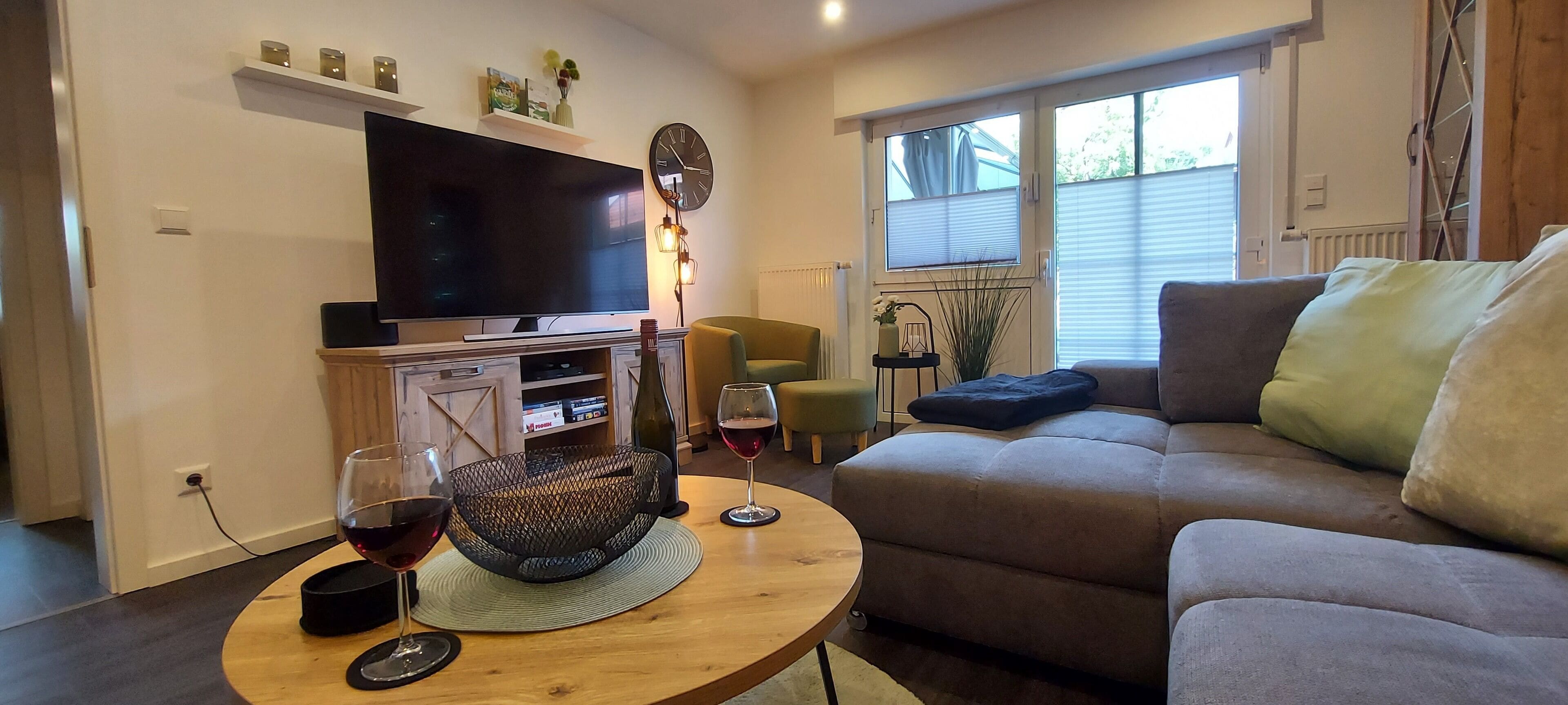 Smart-TV, DVD-Player, Bücher, Videothek