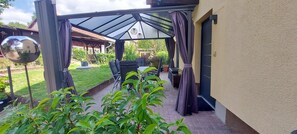 Outdoor dining - Rehblick apartment in the Odenwald hiking and mountain biking paradise (Fürth)