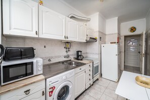 Fridge, microwave, oven, stovetop - Apartment 'Candirocha C9' (Portimão)