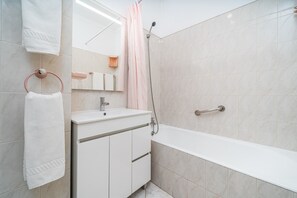 Shower, towels - Apartment 'Candirocha C9' (Portimão)