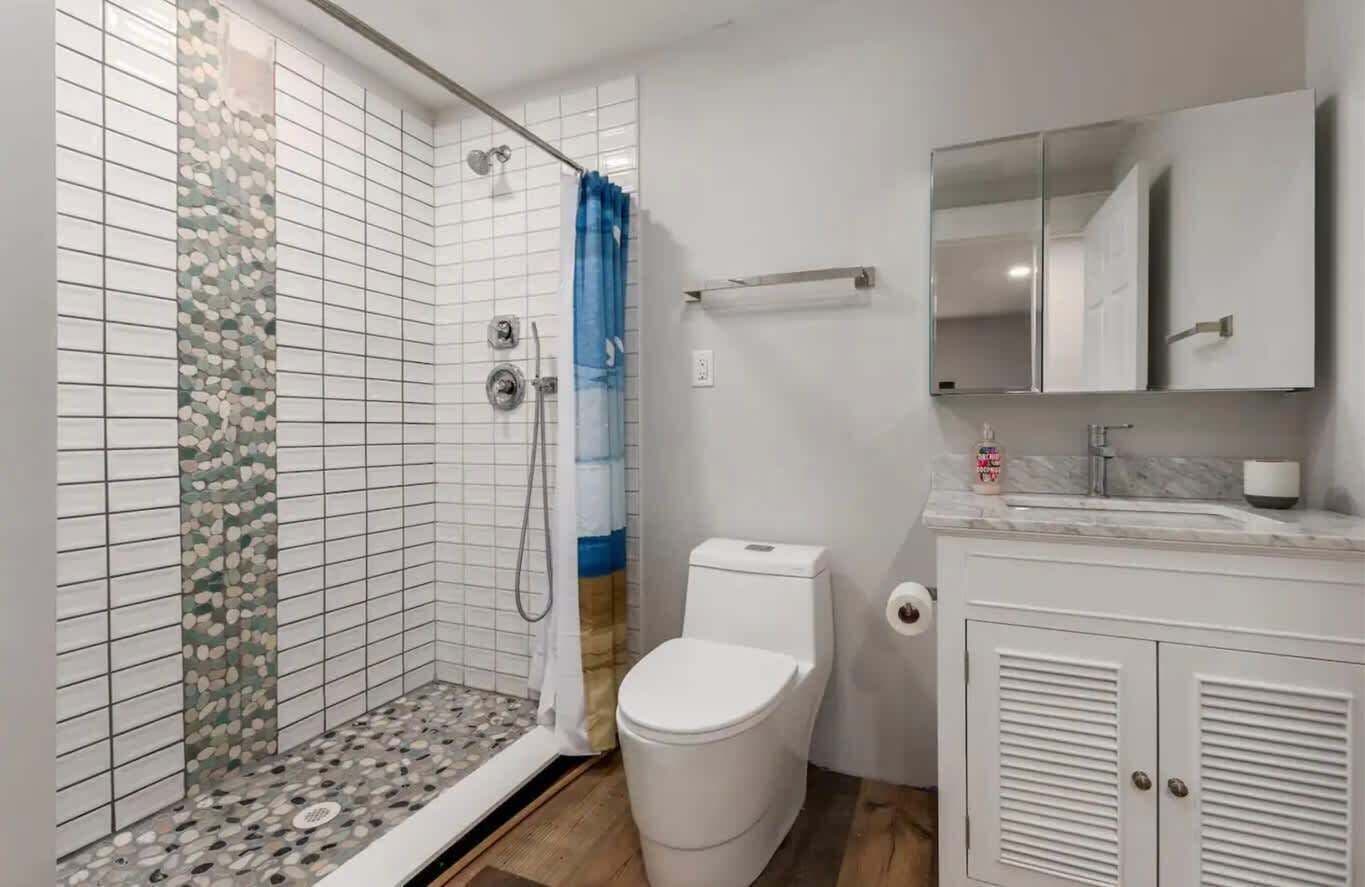 Een douche, een haardroger, handdoeken, shampoo