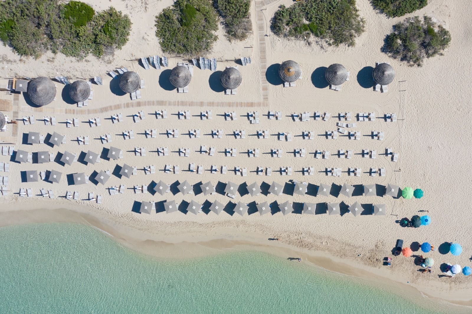 Una spiaggia nelle vicinanze, sabbia bianca, lettini da mare