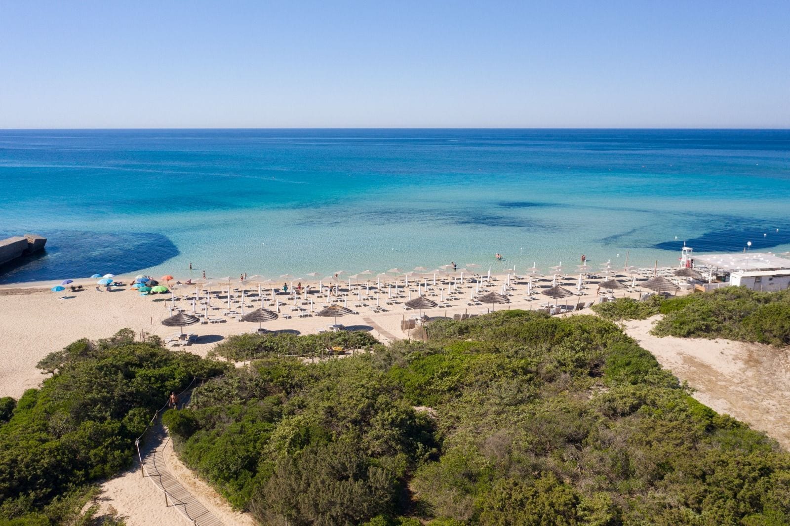 Beach nearby, white sand, sun-loungers, beach bar