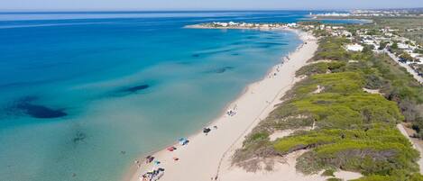 In StrandnĂ€he, weiĂer Sandstrand, LiegestĂŒhle, Strandbar