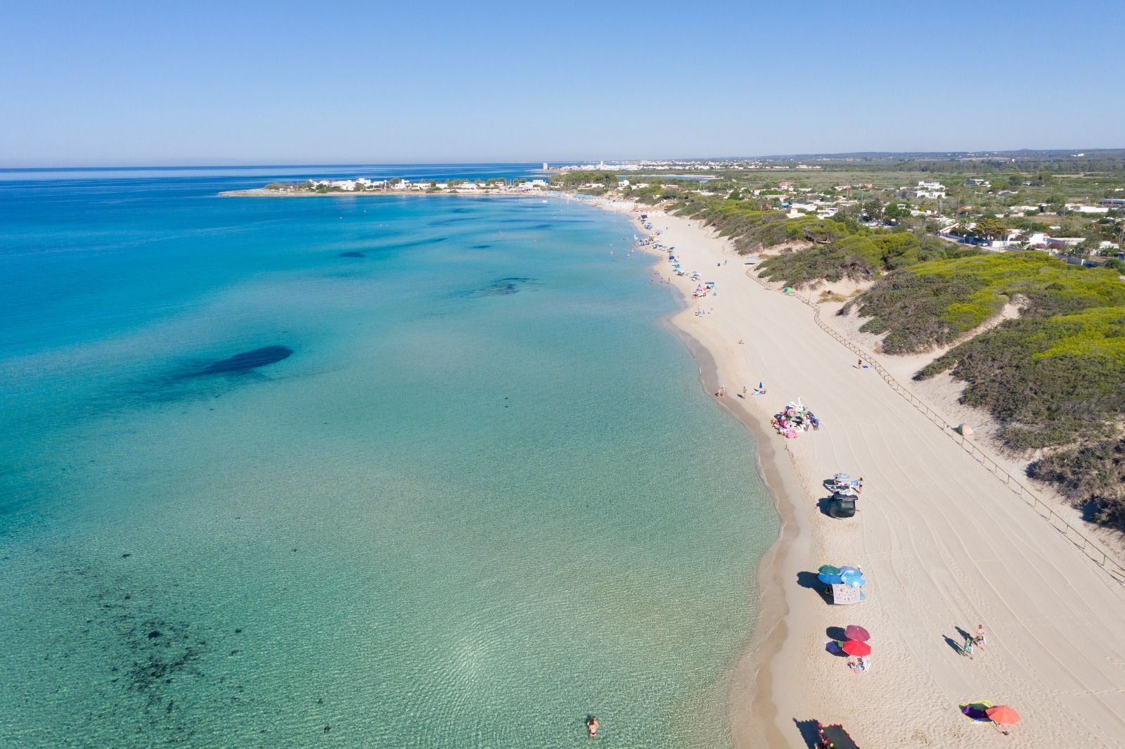 Beach nearby, white sand, sun-loungers, beach bar