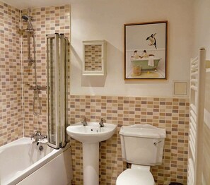 Shower, shampoo - Modern 1BDR Flat Opposite Peckham Rye Park (Greater London)