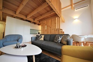 Premium Loft, 2 Queen Beds, Balcony, Pool View | Living area - 1118 Lofts (Porto)