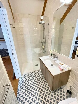 Loft Premium - 2 queensize-sängar - balkong - utsikt mot poolen | Badrum | Dusch, gratis toalettartiklar, hårtork och handdukar