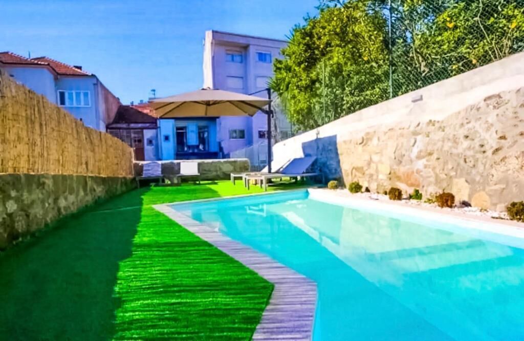 Piscina a l'aire lliure de temporada (horari: 09:00-20:00) i para-sols 