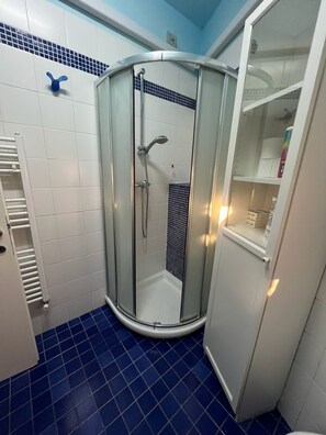 Shower, hair dryer, bidet, towels - San rossore area apartment. Ideal for couples, families and business stays (Pisa)