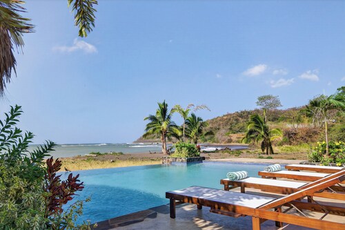 Beachfront Ocean-View Suite / Infinity Pool / Private Patio / Surf-Fish Paradise