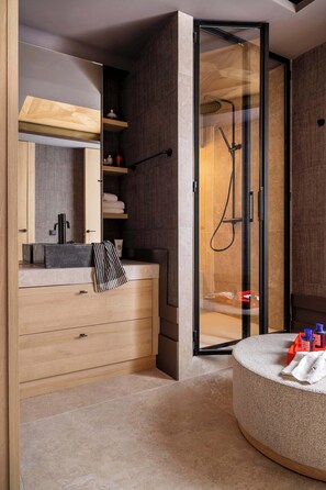 Shower - Luxury Secret Patio in Recoletos (Madrid)
