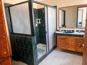 Shower, hair dryer, towels, soap - Charming Spacious Home in a Peaceful & Secure Gated Community, Mexico City (Ciudad de México)