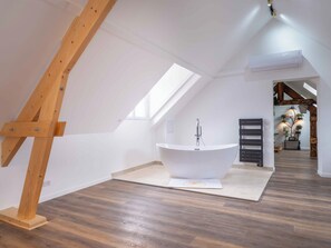 Bathroom - Vrbo Property (Ver-sur-Launette)