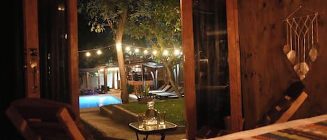 Habitación doble Confort, vista a la alberca | Escritorio, espacio para trabajar con laptop y wifi gratis