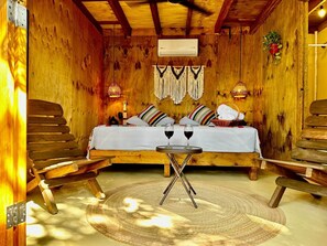Chambre Confort double, vue sur la piscine | Bureau, espace de travail pour ordinateurs portables