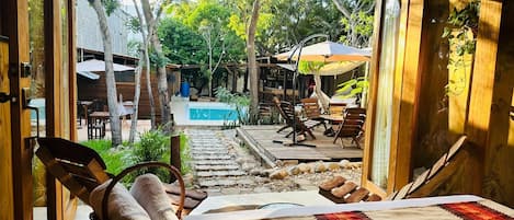 Chambre Confort double, vue sur la piscine