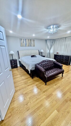 4 bedrooms, desk, iron/ironing board, free WiFi