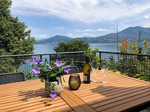 Outdoor dining - Vrbo Property (Resiga)