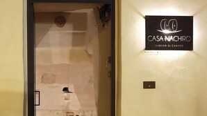 En hotelindgang med et skilt, der viser "CASA NACHIRO DIMORA DI CHARME".