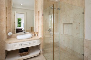 Hair dryer, towels, soap, toilet paper - Perfect 7-bedroom golf villa with AC in charming Punta Cana (Punta Cana)