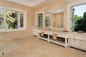 Hair dryer, towels, soap, toilet paper - Perfect 7-bedroom golf villa with AC in charming Punta Cana (Punta Cana)