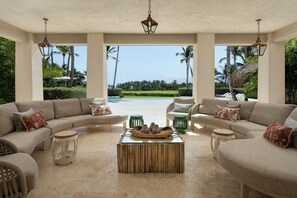 Property grounds - Perfect 7-bedroom golf villa with AC in charming Punta Cana (Punta Cana)