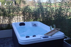 Outdoor spa tub - Love room with private jacuzzi near Golfe du Morbihan (Plumergat)