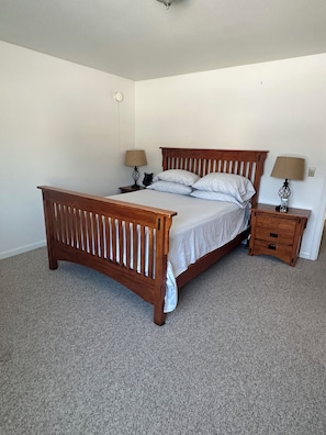 Standard Townhome, Lake View - Puffin Vacation Rentals (Kodiak)