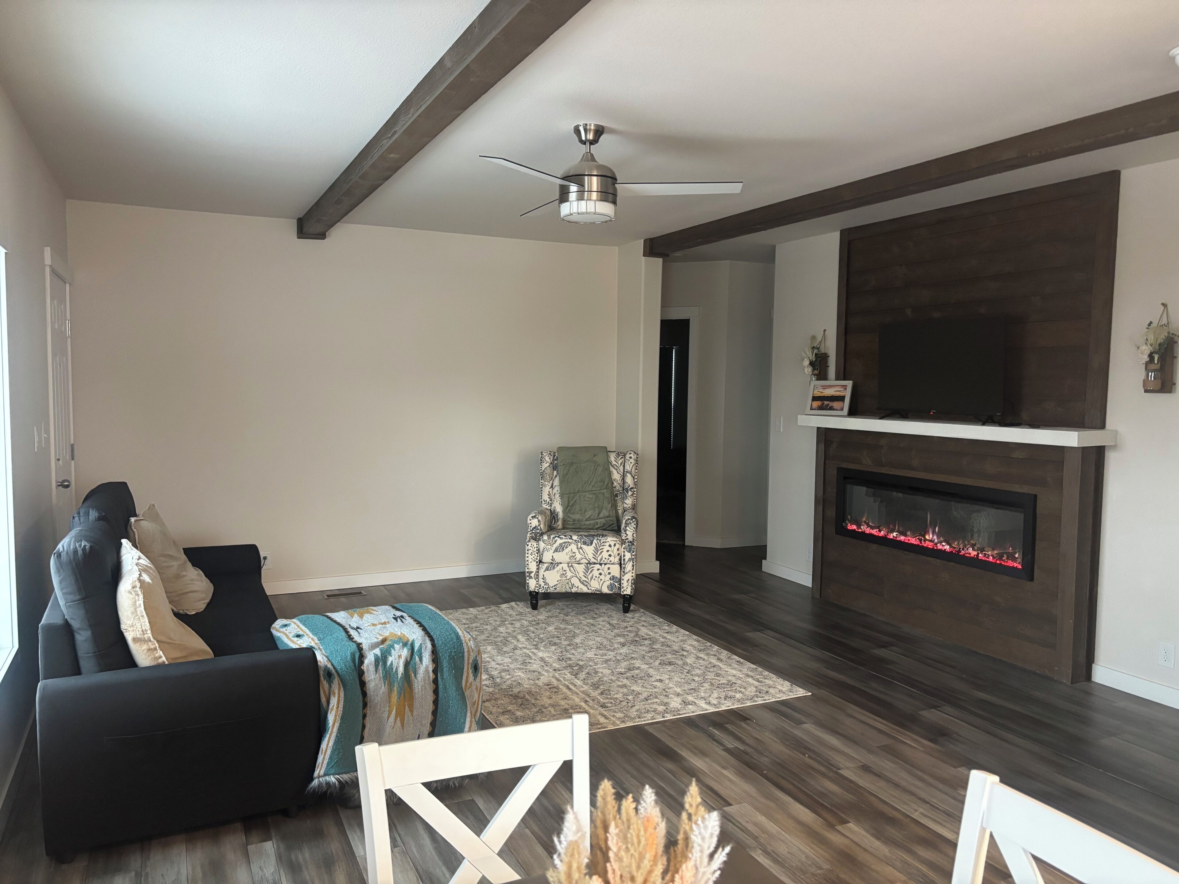 New And Comfortable Home With Open Floor Plan And Electric Fireplace. - Wyoming
