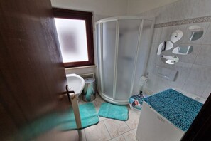 Shower, hair dryer, towels, toilet paper - Vacation apartment "Casa Amata" fantastic lake/mountain view in Tignale/Prabione (Lombardei)