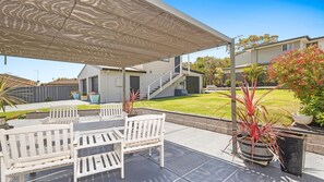 Outdoor dining - Joy on Shoal Shores. (Shoal Bay)