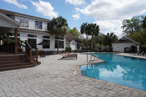  Delightful 2bed-2 bath apartment in Gainesville with tons of amenities.