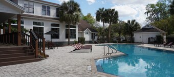  Delightful 2bed-2 bath apartment in Gainesville with tons of amenities.