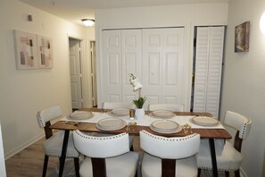 Dining - Delightful 2bed-2 bath apartment in Gainesville with tons of amenities. (Gainesville)