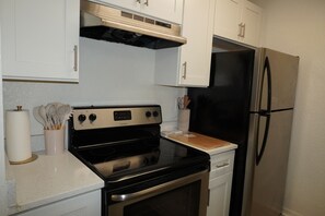 Fridge, microwave, oven, stovetop - Delightful 2bed-2 bath apartment in Gainesville with tons of amenities. (Gainesville)