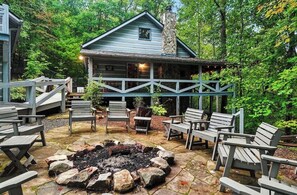 Terrace/patio - Campfire Cabin/ Hot Tub/ Fire pit/ Sleeps 12/ Aska Adventure Area (Blue Ridge)