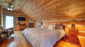 5 bedrooms, free WiFi, bed sheets - Campfire Cabin/ Hot Tub/ Fire pit/ Sleeps 12/ Aska Adventure Area (Blue Ridge)