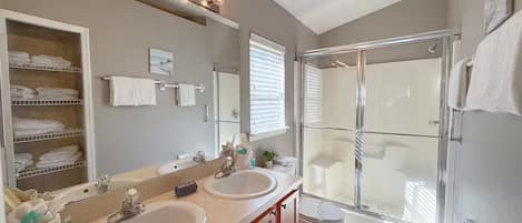 Secadora de cabello, toallas, jabón, papel de baño