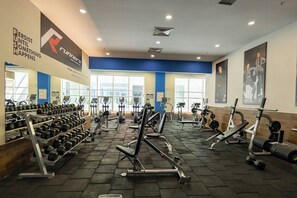 Fitness studio - 7th Floor Cozy Condo With Parking, Pool, Fitness ! (Skopje)