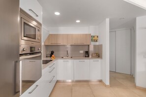 Private kitchen - Sunset Star Holiday Home: Sea Views from Rooftop Solarium, Shared Terrace & Wi-Fi (Arguineguín)