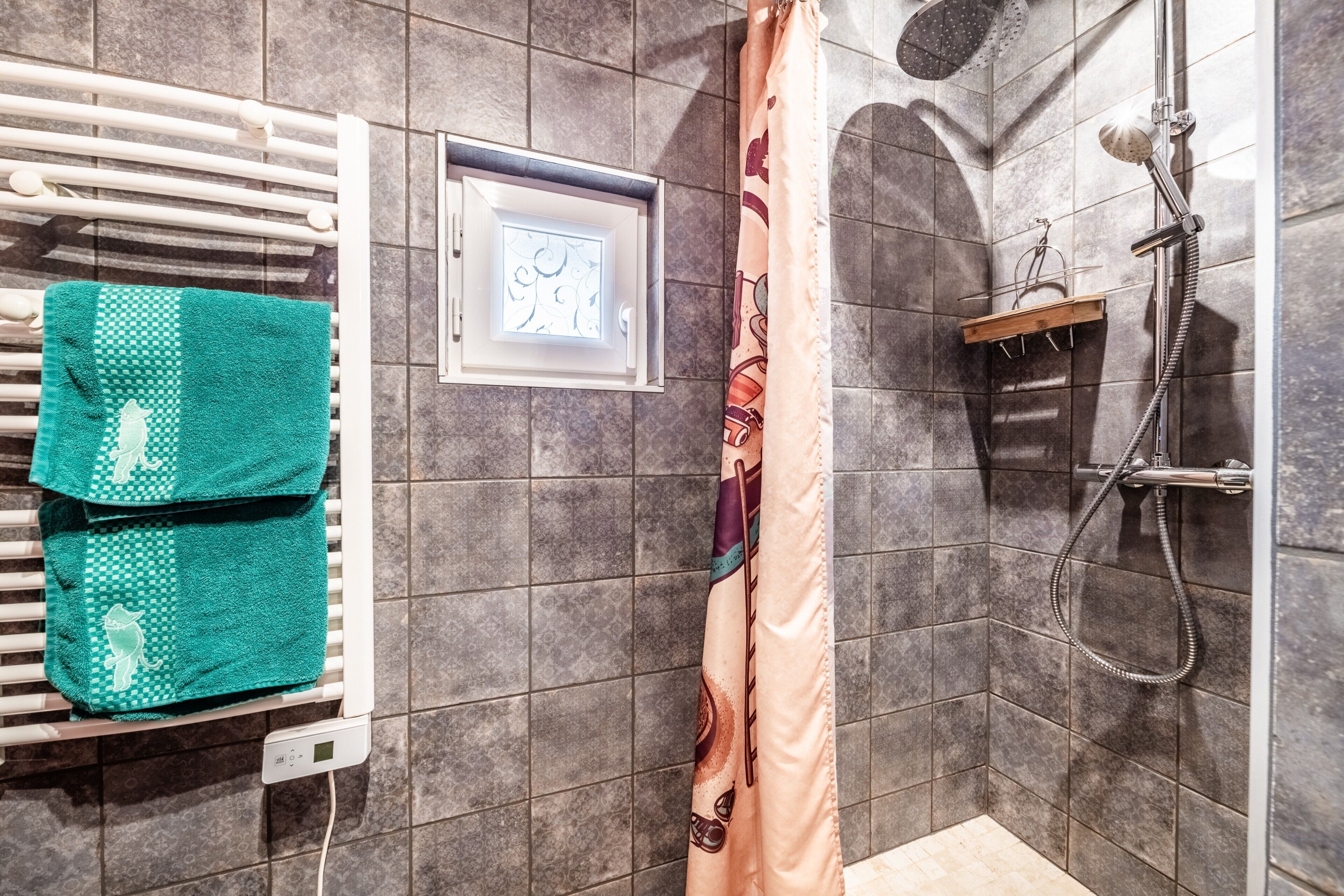 Een douche, een haardroger, handdoeken