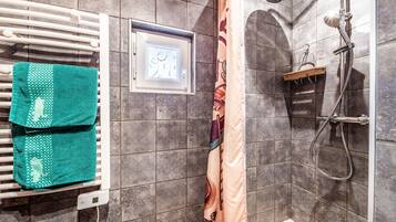 Een douche, een haardroger, handdoeken
