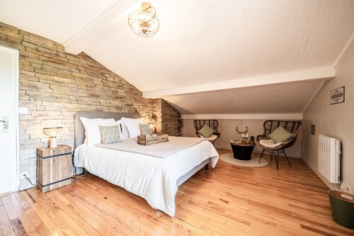 Bed and Breakfast 'Chambre Aventurine' with Mountain View, Shared Pool and Wi-Fi