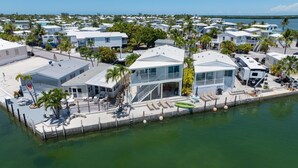 Une zone résidentielle côtière comprenant plusieurs maisons, un quai et une marina.