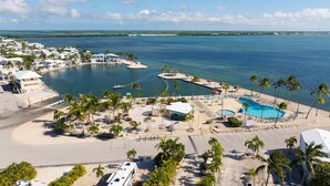 Un complexe hôtelier doté d’une piscine, d’une plage et d’un port de plaisance.