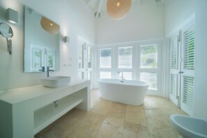 Een douche, een haardroger, een bidet, handdoeken